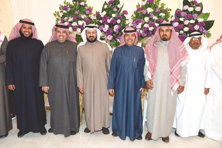مبارك الحجرف وعبدالله البرغش وبعض الحضور يقدمون التبريكات لسعد العجمي﻿