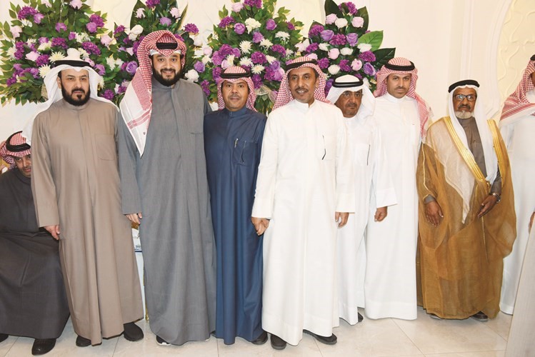 خالد الفضالة مباركا مع بعض الحضور﻿