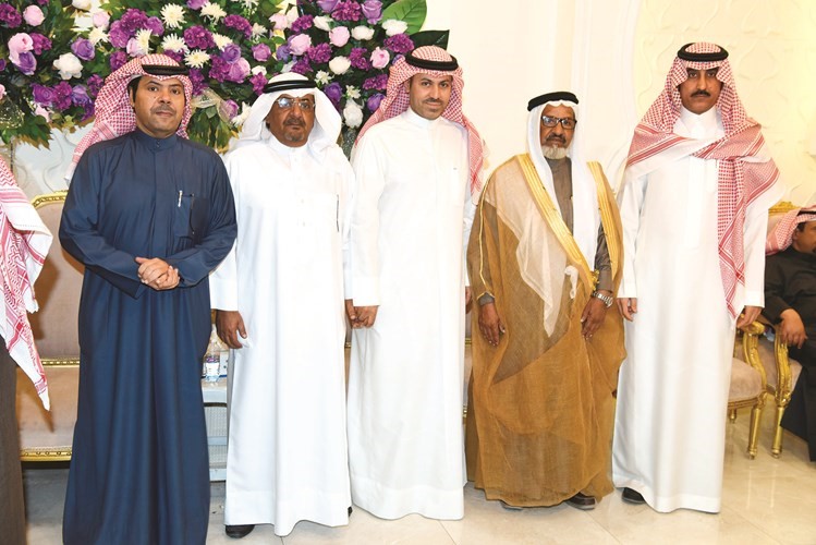 العجمي مع بعض المباركين﻿