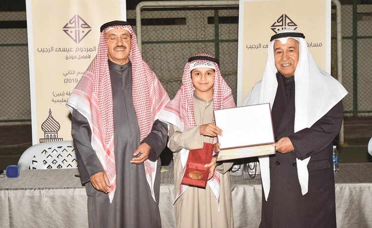 الفريق أول أحمد الرجيب وم.عبدالله الرجيب خلال تكريم أحد الفائزين ﻿