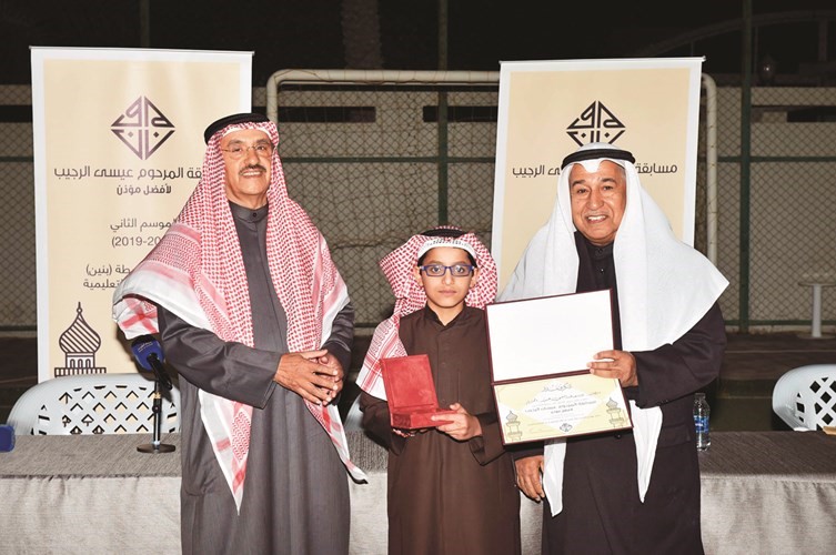 الفريق أول أحمد الرجيب وم.عبدالله الرجيب يكرمان الفائز الأول يوسف عبد الغني﻿