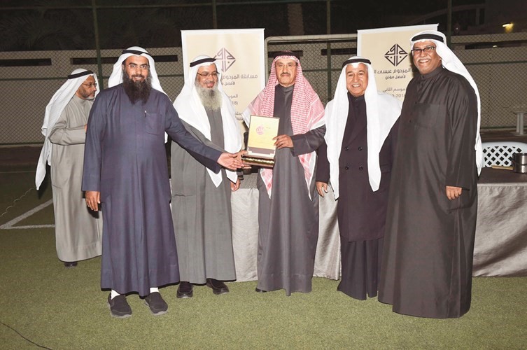 د.محمد الراشد يقدم هدية تذكارية إلى أسرة المرحوم عيسى الرجيب﻿