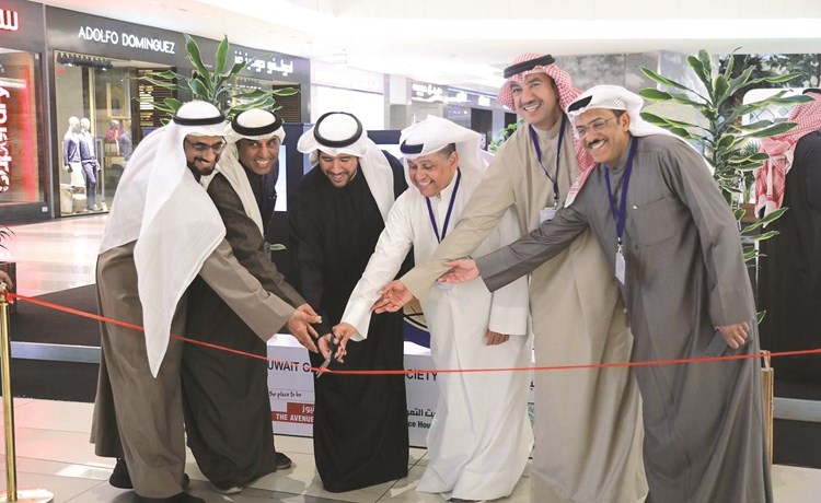  الشيخ عبدالله الأحمد وعبدالوهاب الرشود يقصان شريط افتتاح المعرض ﻿