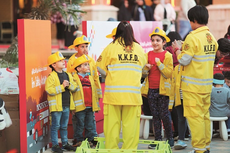 الأطفال بملابس الإطفاء﻿