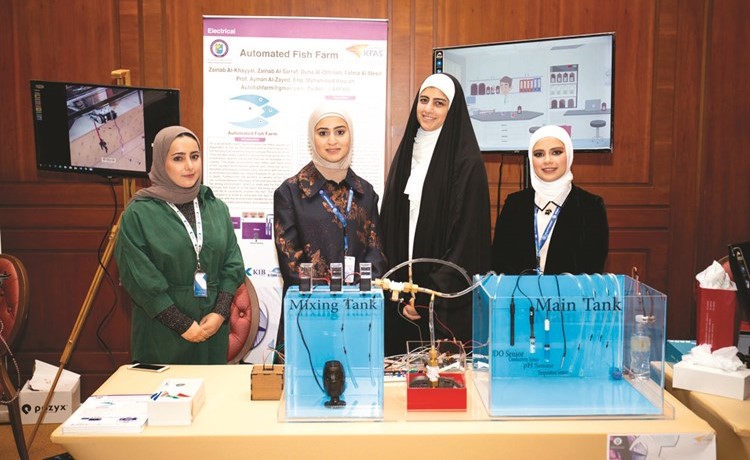 طالبات في الهندسة والبترول أمام مشروعهن برعاية KIB﻿