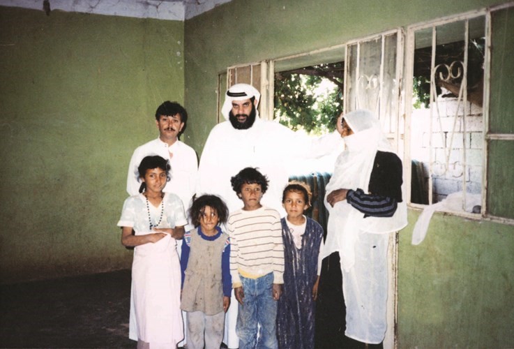 المغفور له بإذن الله الشيخ أحمد عبدالعزيز الفلاح يتفقد الأسر المحتاجة في إحدى جولاته الخيرية﻿