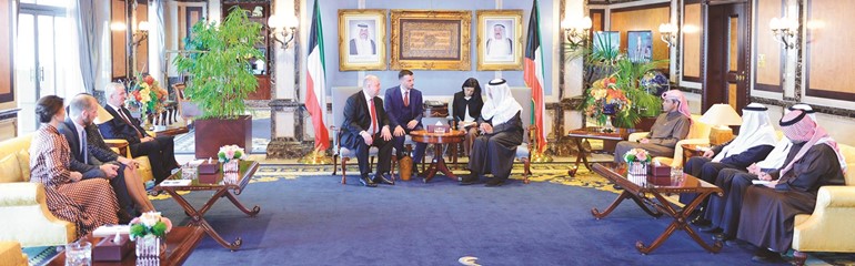 1سمو رئيس الوزراء الشيخ جابر المبارك مستقبلا وزير روسيا الاتحادية لشؤون شمال القوقاز والوفد المرافق له ﻿