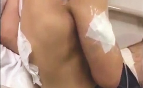 الطالب المطعون خلال تلقيه العلاج﻿