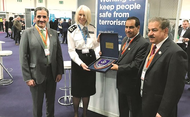 الفريق عصام النهام واللواءان جمال الصايغ وطلال معرفي يقدمون درعا تذكارية لمسؤولة أمن بريطاني﻿