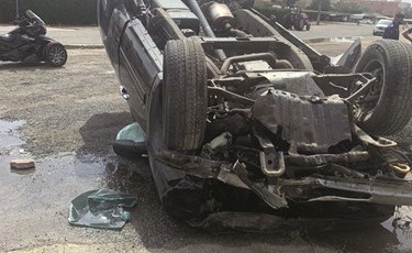 إحدى المركبتين وقد تهشمت بعد انقلابها﻿