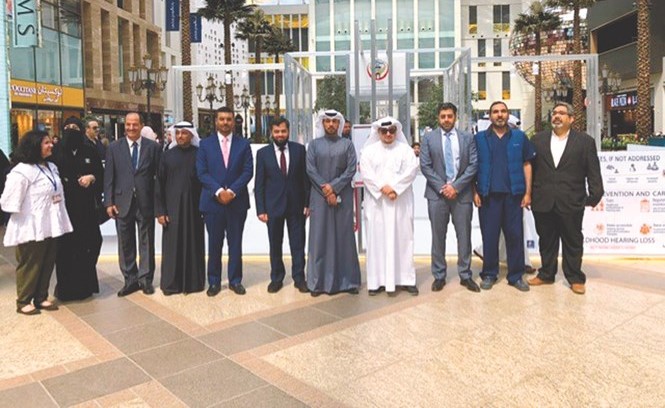 د. فواز الرفاعي ود. مبارك العجمي ود. تميم العلي مع مسؤولي مركز سالم العلي المشاركين ﻿
