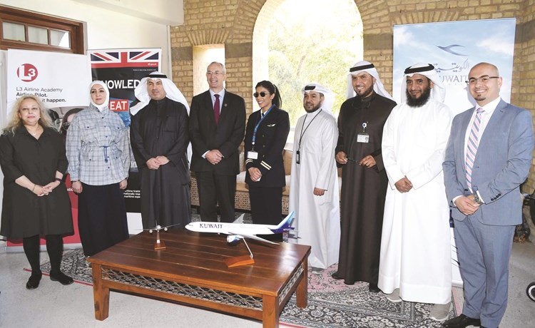 السفير مايكل دافنبورت والكابتن عبدالحليم زيدان ووفاء الصراف ومشعل العتيبي وخالد العجمي والكابتن طيار منيرة بوعركي وشيكا تيواري			(محمد هاشم)﻿