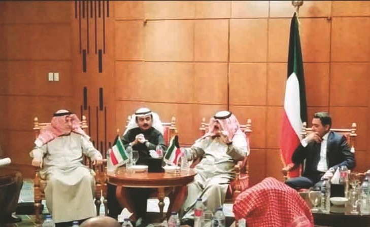 خالد الجارالله خلال لقائه مع الكويتيين العاملين في الأمانة العامة لجامعة الدول العربية﻿