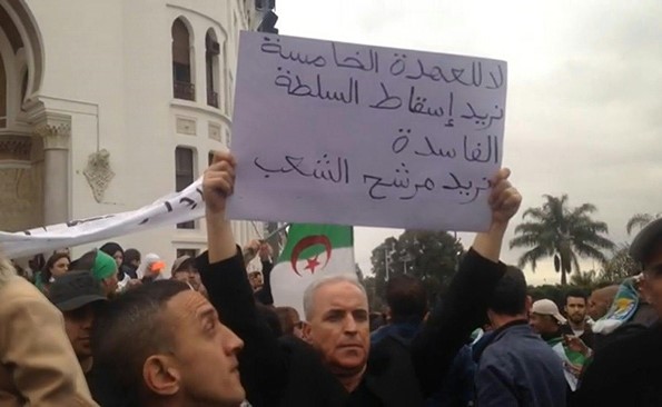 للجمعة الثالثة على التوالي..آلاف الجزائريين يتظاهرون لإسقاط الولاية الخامسة للرئيس بوتفليقة