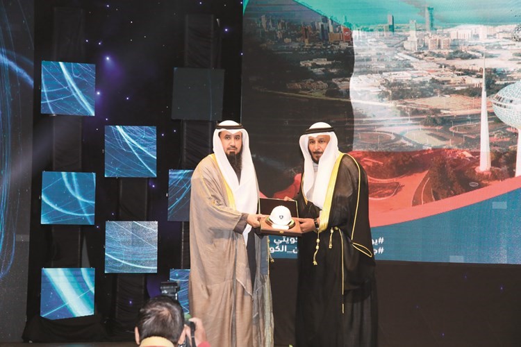 الوزير سعد الخراز يتلقى درعا تكريمية من م.فيصل العتل﻿
