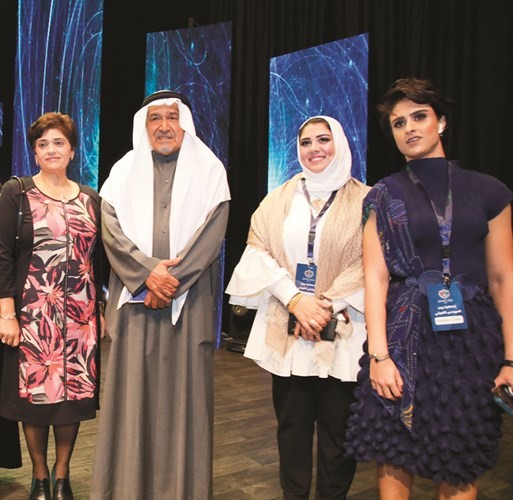 الفنان جاسم النبهان متوسطا عددا من المشاركات﻿
