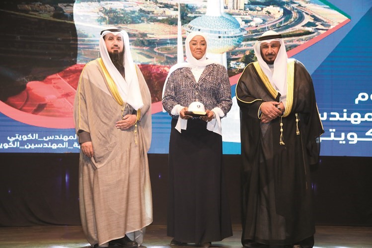 الخراز والعتل يكرمان هناء الهاجري﻿