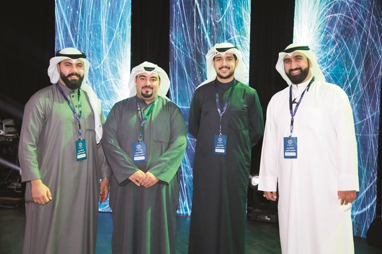 عدد من أعضاء اللجنة المنظمة التابعة لجمعية المهندسين﻿
