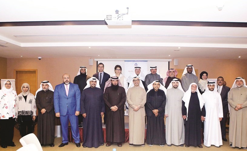 طارق محمود وفريق من الإدارة التنفيذية بالبنك خلال حفل تدشين خيركم﻿