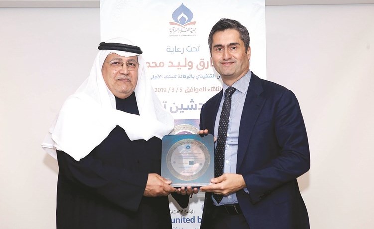 تكريم طارق محمود الرئيس التنفيذي بالوكالة للبنك من رئيس مجلس إدارة المنابر القرآنية﻿