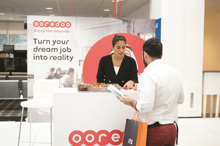 الترحيب بالطلبة في جناح Ooredoo الخاص﻿