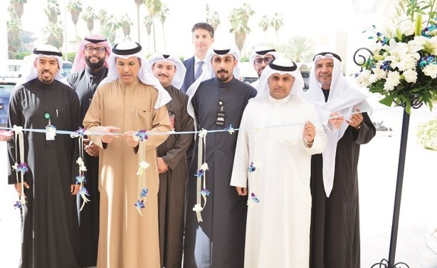 طلال المطيري مع عميد الكلية وعدد من المسؤولين في افتتاح المعرض﻿