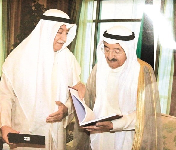 صاحب السمو الأمير الشيخ صباح الأحمد متسلما كتاب المستشار الكويتي الأحداث الاقتصادية والإدارية﻿