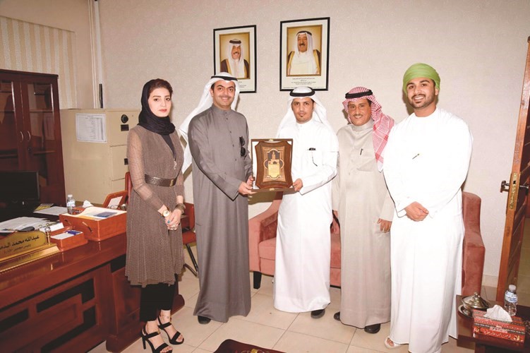 جابر العازمي يكرم المزارعة العمانية ميساء الهوتيويكرم المزارع العماني نبراس الهوتي ويكرم المزارع الكويتي خالد فرحان العازمي﻿