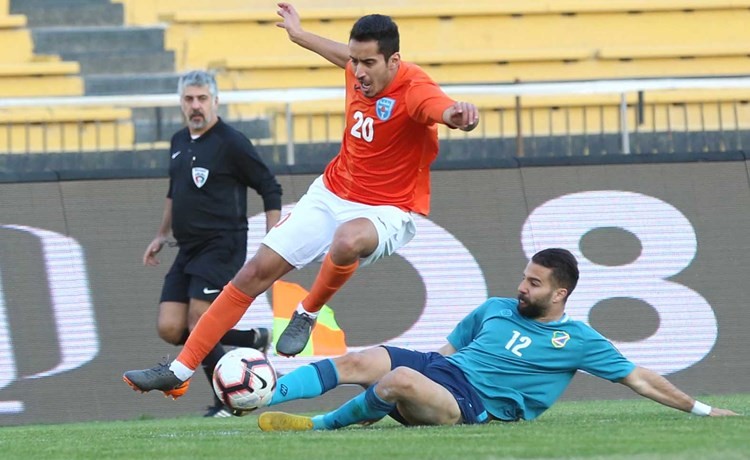 محمد العازمي ينطلق بالكرة بمضايقة من مدافع السالمية بدر جمال﻿