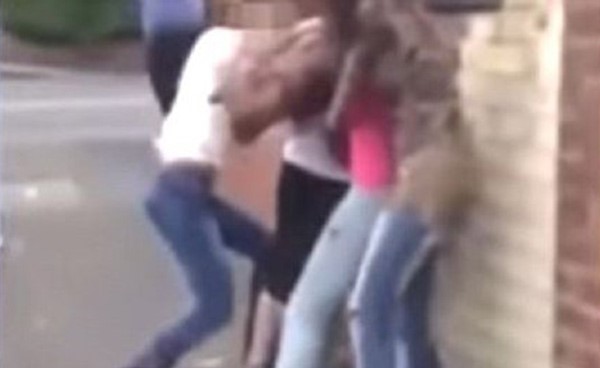 بالفيديو... معركة نسائية حامية بسبب "الغيرة"