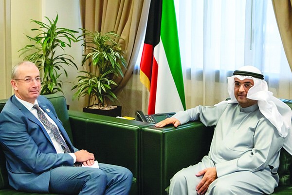 د.نايف الحجرف خلال استقباله السفير البريطاني
