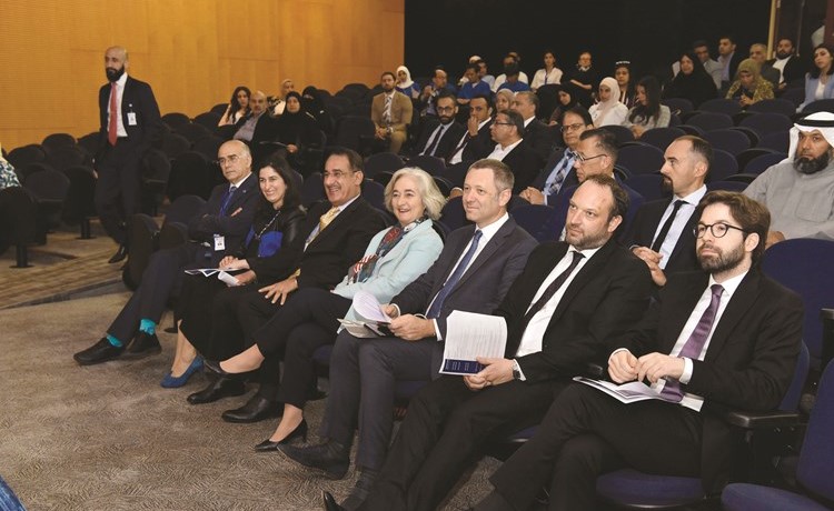 ﻿د.قيس الدويري والسفيرة الفرنسية في مقدمة الحضور خلال المؤتمر- (ريليش كومار)﻿