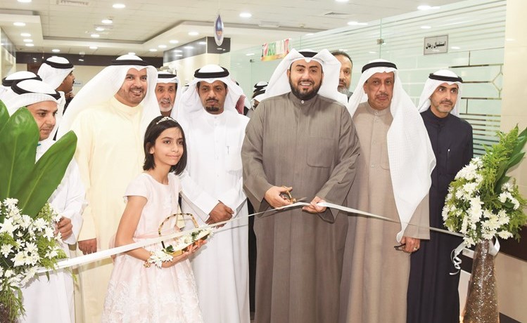 الشيخ د.باسل الصباح خلال افتتاح المركز بحضور النائبين حمدان العازمي وماجد المطيري﻿