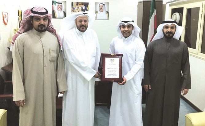 هملان الهملان متسلما درعا تذكارية من طلال نايف﻿