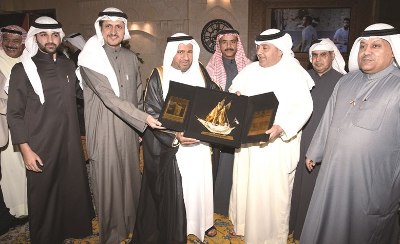 فيصل العمر خلال تكريم السعودي محمد الزامل ﻿