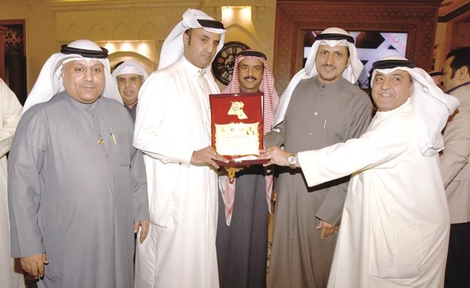 رواد الديوان خلال تكريم الشاعر علي بن نهاية﻿