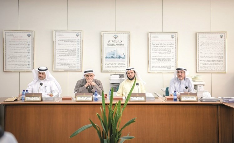 د. خليل عبدالله ود.عادل الدمخي وعدنان عبدالصمد وثامر السويط أثناء اجتماع لجنة حقوق الانسان ﻿