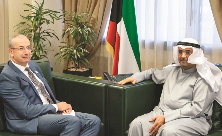د.نايف الحجرف خلال استقباله السفير البريطاني﻿