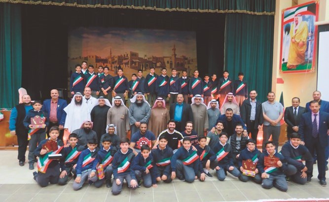 مدير المدرسة عماد الغنايم والمدير المساعد للشؤون الادارية سلطان العتيبي وأعضاء هيئة التدريس في لقطة تذكارية مع المتفوقين﻿
