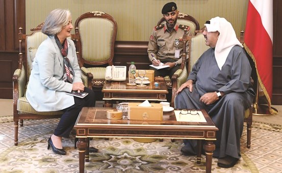 الشيخ ناصر صباح الأحمد مستقبلا السفيرة الفرنسية ماري ماسدوبوي﻿