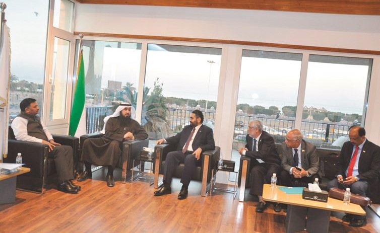 م.فيصل العتل خلال اللقاء مع الوفد الهندي﻿