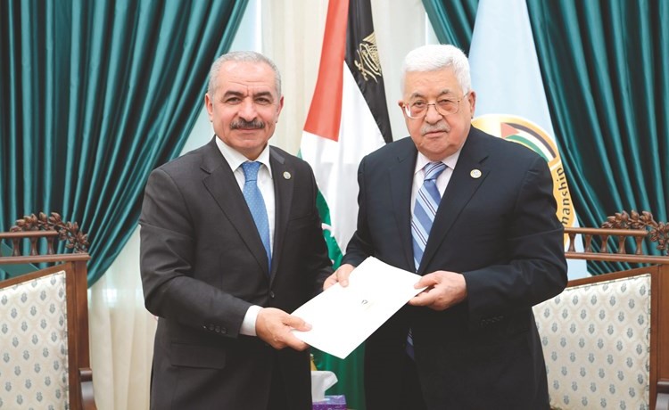 الرئيس الفلسطيني محمود عباس اثناء تكليفه محمد اشتية بتشكيل الحكومة 	(رويترز)﻿