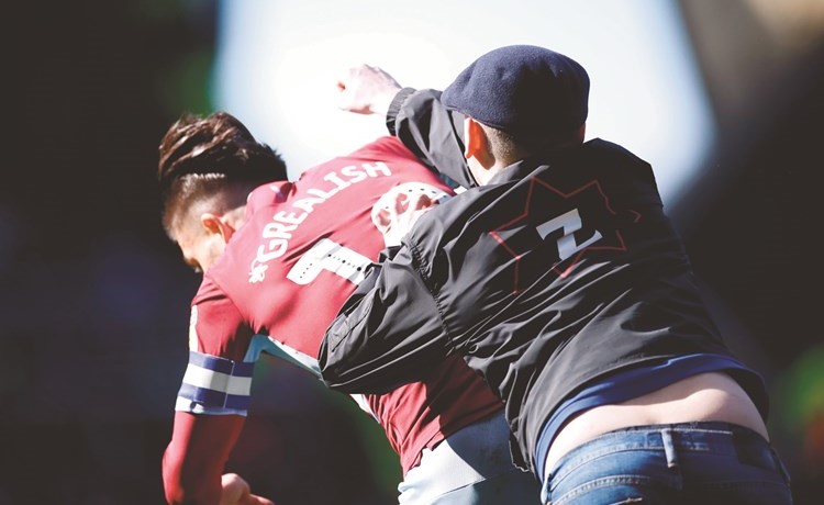 القبض على مشجع ضرب لاعب أستون فيلا