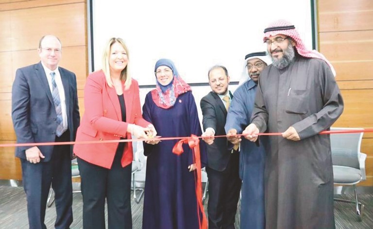  د.الخشتي ود.التوحيد ومندوبة جمعية القلب الأميركية أثناء الافتتاح﻿