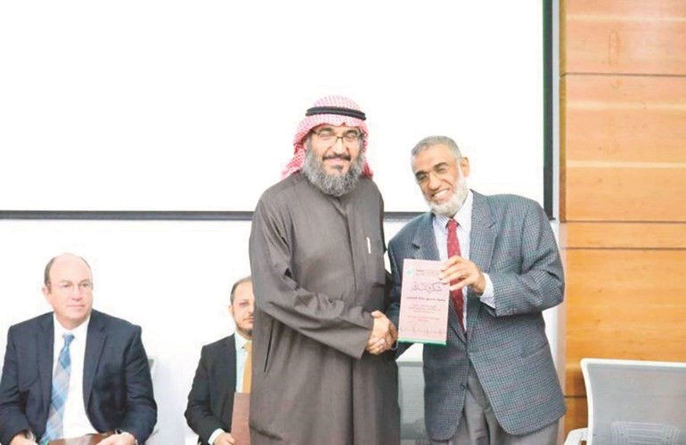  د.العثمان يكرم جمعية صندوق إعانة المرضى﻿
