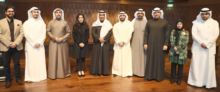 سمو الشيخ جابر المبارك متوسطا عددا من الشباب المشاركين﻿