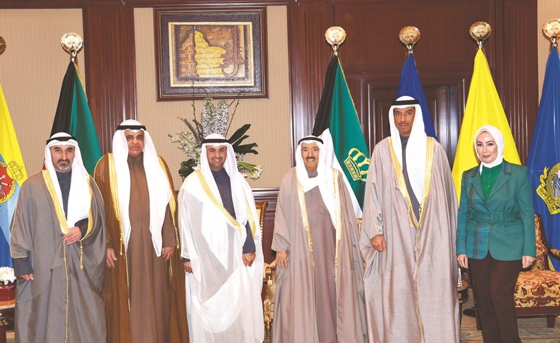 صاحب السمو الأمير الشيخ صباح الأحمد خلال استقباله مشعل العثمان ورائد النصف وإيمان الأحمد وخالد الفضالة ﻿