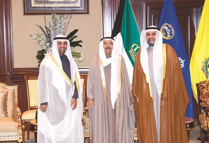 صاحب السمو الأمير الشيخ صباح الأحمد مستقبلا وزير المالية د.نايف الحجرف وصالح الصرعاوي ﻿