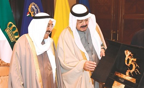 صاحب السمو يتلقى هدية تذكارية من يوسف الجاسم ﻿