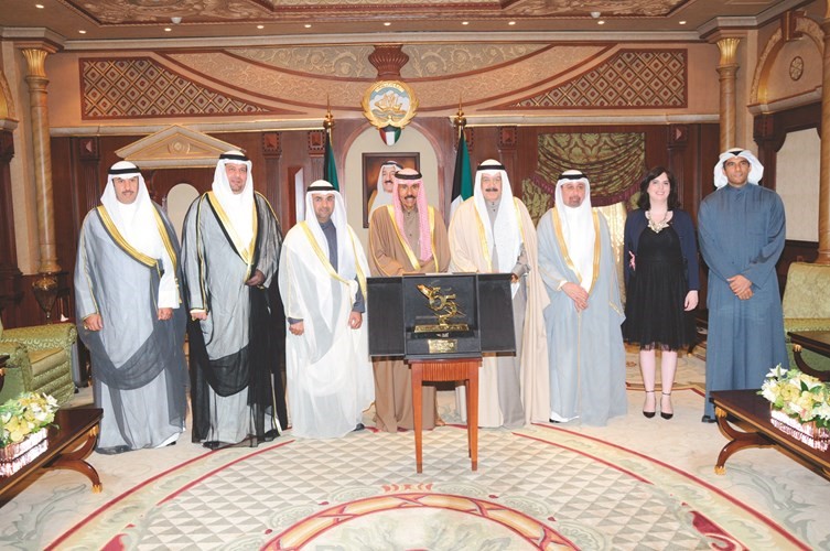 سمو ولي العهد الشيخ نواف الأحمد خلال استقباله وفد الخطوط الجوية الكويتية﻿